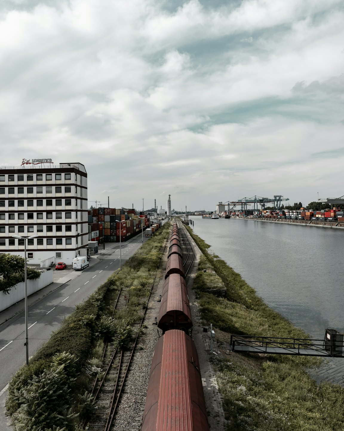Kereta api barang di rel di samping kanal di pusat logistik.