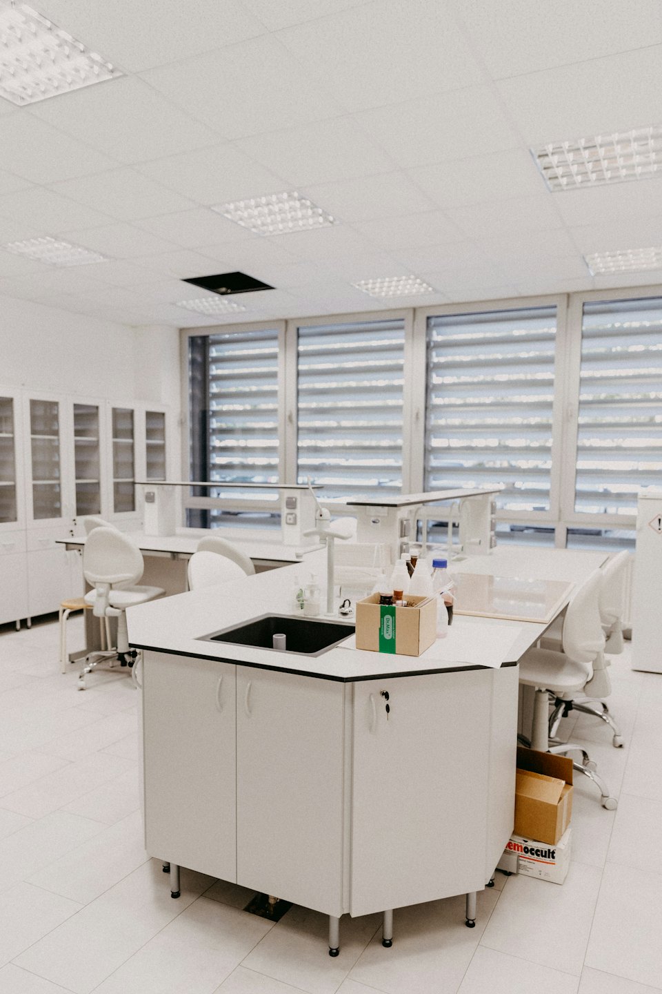 Sebuah ruang kelas laboratorium sains modern yang bersih dan teratur.